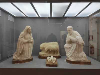 � la copia in scala ridotta della Nativit� in pietra calcarea pugliese realizzata nella prima met� del 500 da Paolo Catalano da Cassano. Un tempo presente qui, � ora conservata nella Pinacoteca di Bari